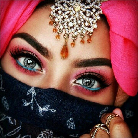 Masked Beauty- Full Round Diamond Painting